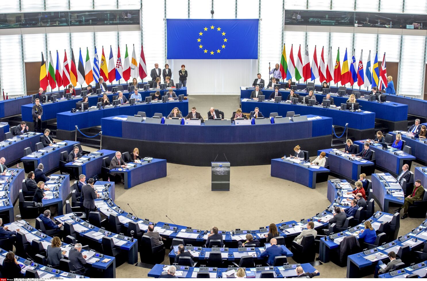 بعد أن انتقد وندد باللجوء للأجنبي..  أنصار الدستوري الحر بالخارج في وقفة أمام مقر البرلمان الأوروبي